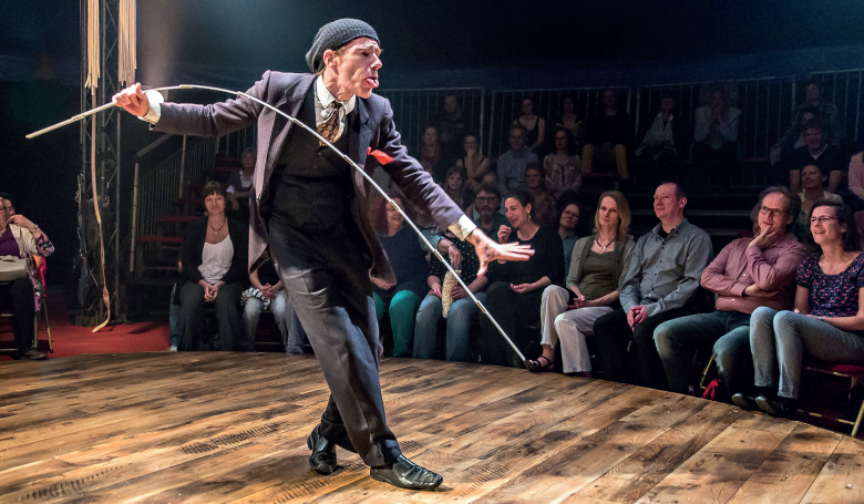 Gregor Wollny with his folding rule at Cirque Bouffon &copy; Dmitry Shakhin f&uuml;r Cirque Bouffon